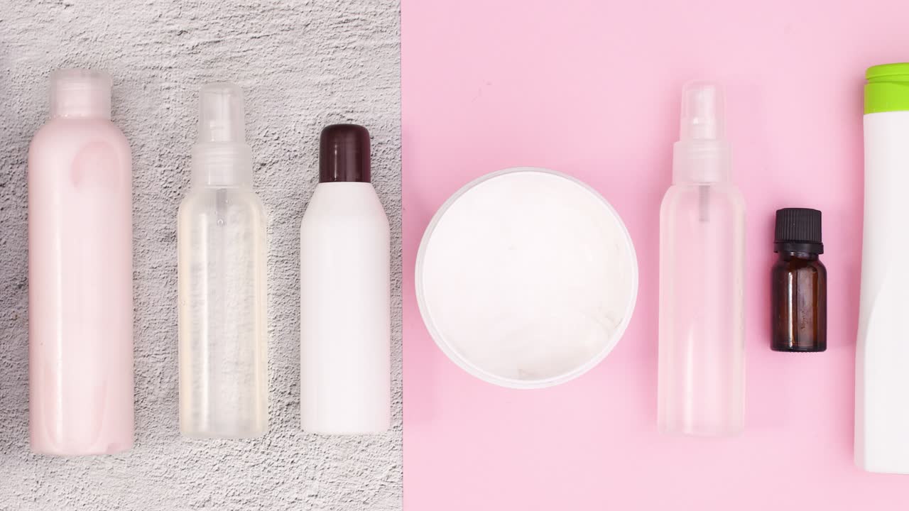 botellas con productos cosméticos para el cuidado de la piel ordenados en la mesa.