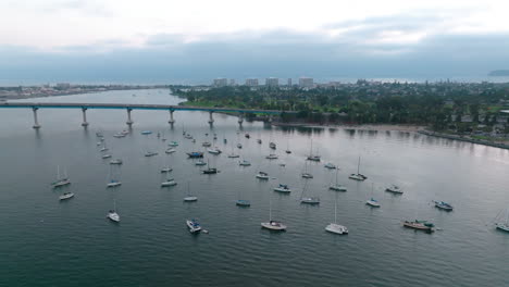 Vista-Aérea-Cinematográfica-Del-Puerto-Deportivo-De-Coronado-Con-Botes-Pequeños-Anclados-Cerca-Del-Puente