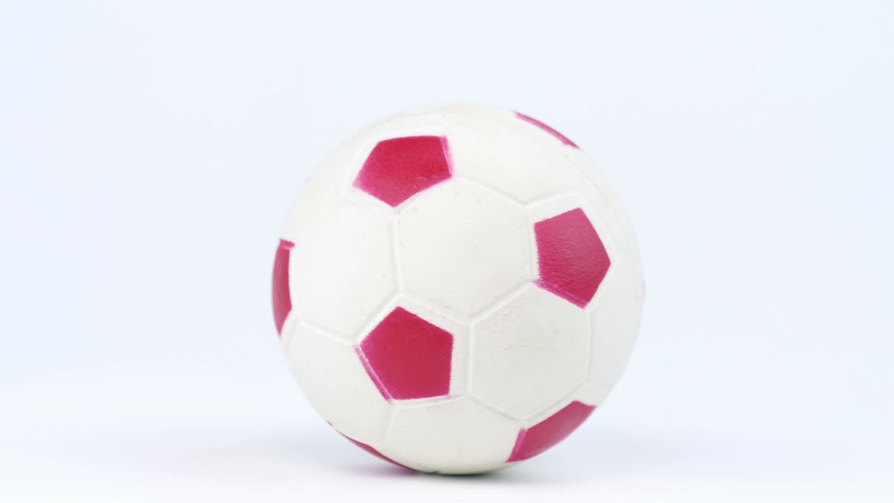 Pallone da calcio che ruota su sfondo bianco. Campionato. Mondo. Europa. Spazio per il testo.