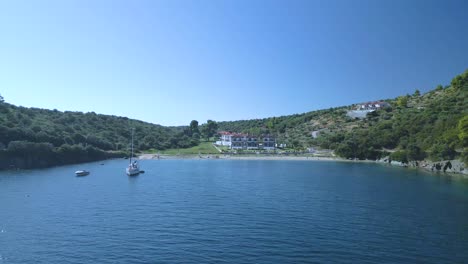 Filmischer-4K-Drohnenclip-Mit-Rückwärtsbewegung-über-Dem-Tropisch-Blauen-Wasser-Von-Toroni-In-Chalkidiki