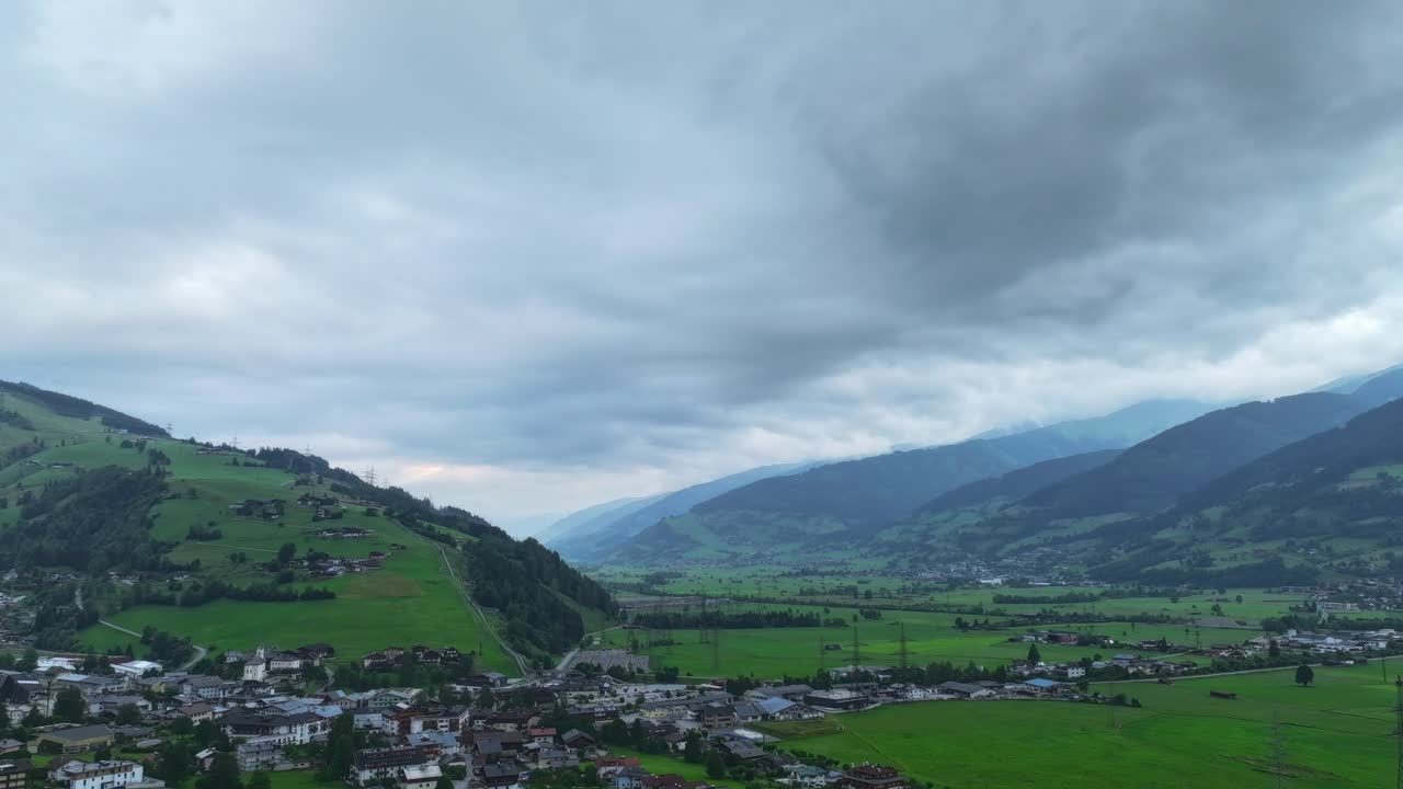 la naturaleza en movimiento mientras el paisaje gris de nubes se mueve sobre el campo en kaprun, austria