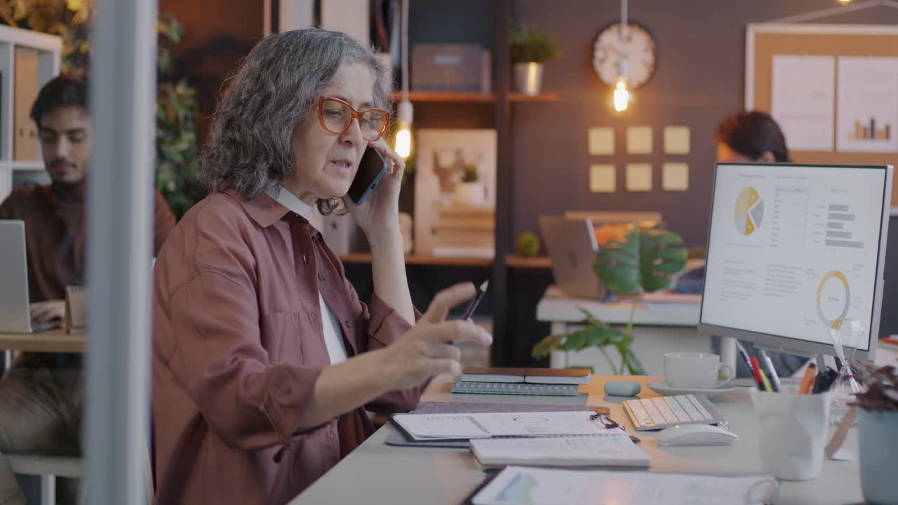 Ældre kvinde arbejder på kontor