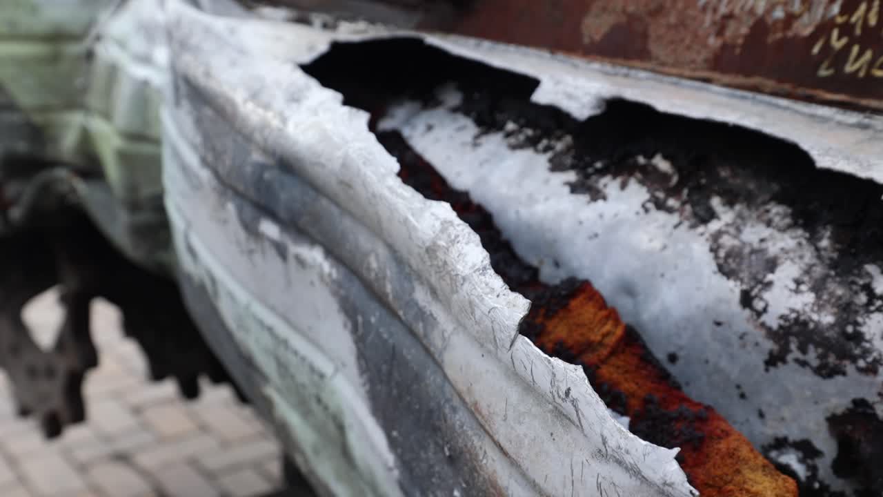 파괴된 러시아 군용 차량의 어진 금속 부품의 클로즈업