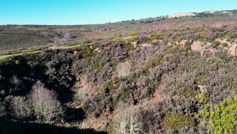 drones aéreos vuelan a lo largo de los bordes cubiertos de las minas de os biocos en san xoan de rio