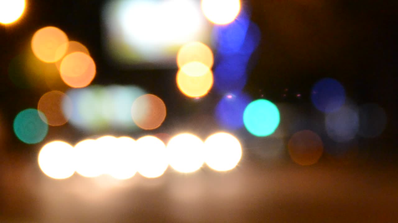 Luci sfocate di una strada di notte