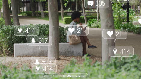 animación de iconos de las redes sociales sobre una mujer afroamericana tomando un bocadillo usando un teléfono inteligente en el parque