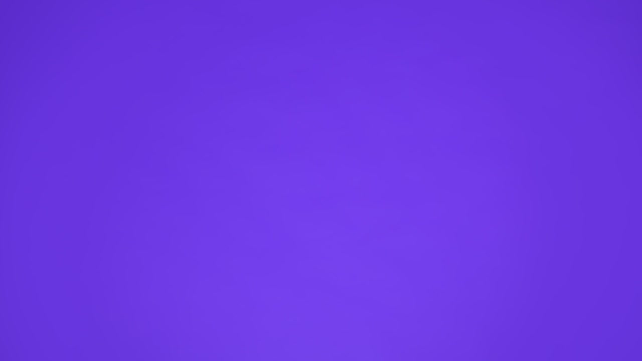 un hombre de piel oscura alegre aparece desde el lado parpadea y tiene una sonrisa atractiva, coquetea - aislado sobre un fondo de estudio rosa