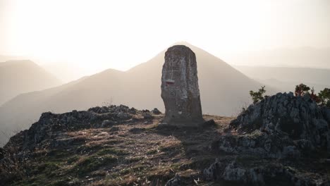 una piedra marca la cima de la montaña en macedonia
