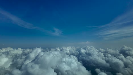 POV-Flug-über-Ein-Paar-Baumwollwolken