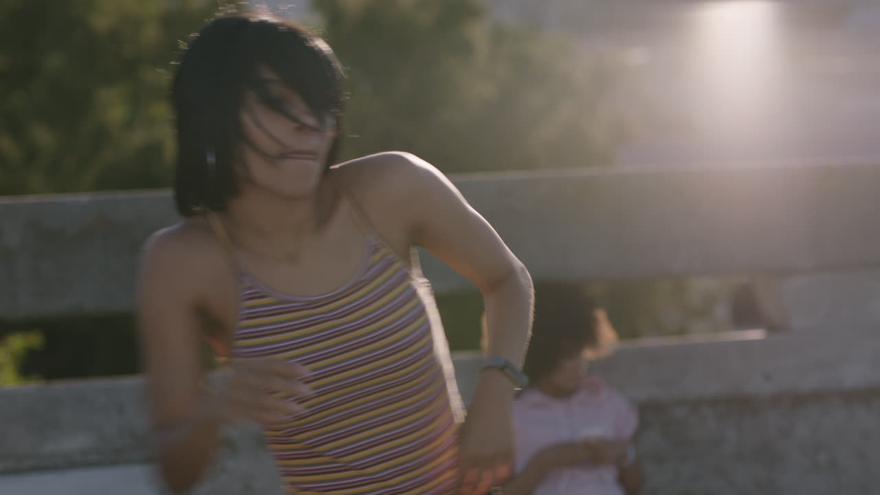 춤추는 여성 젊은 히스패닉  ⁇ 합 댄서 도시에서 현대적인 동작을 수행 친구들이 즐기는 도시 프리스타일 춤 다민족 소녀들이 긴장을 풀고 거리에서 가까이 연습