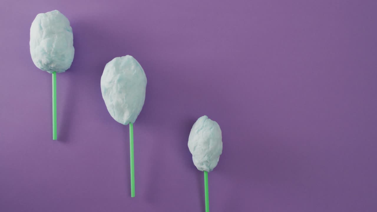 video de malvaviscos en palos que se encuentran en una superficie púrpura