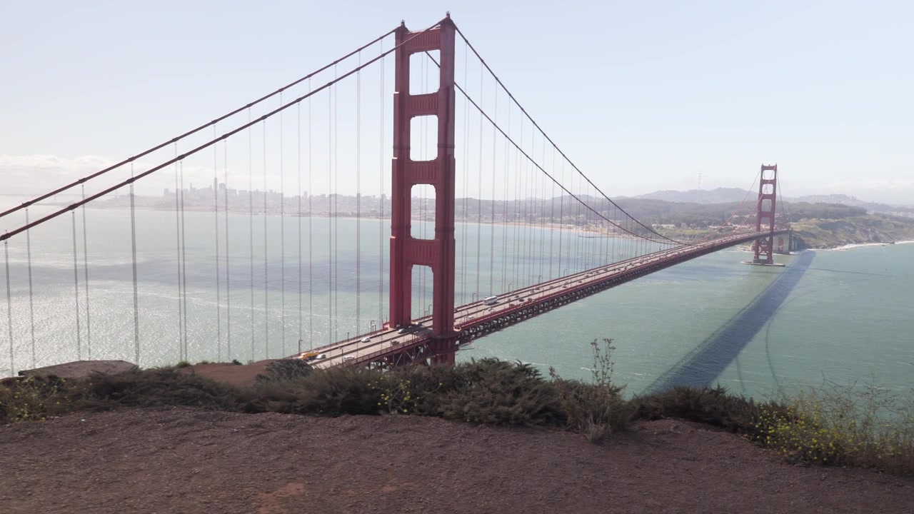Golden Gate Bridge, veduta sulla Baia di San Francisco, torri di sospensione rosse sull'acqua blu, costa e skyline in lontananza, punto di riferimento della California