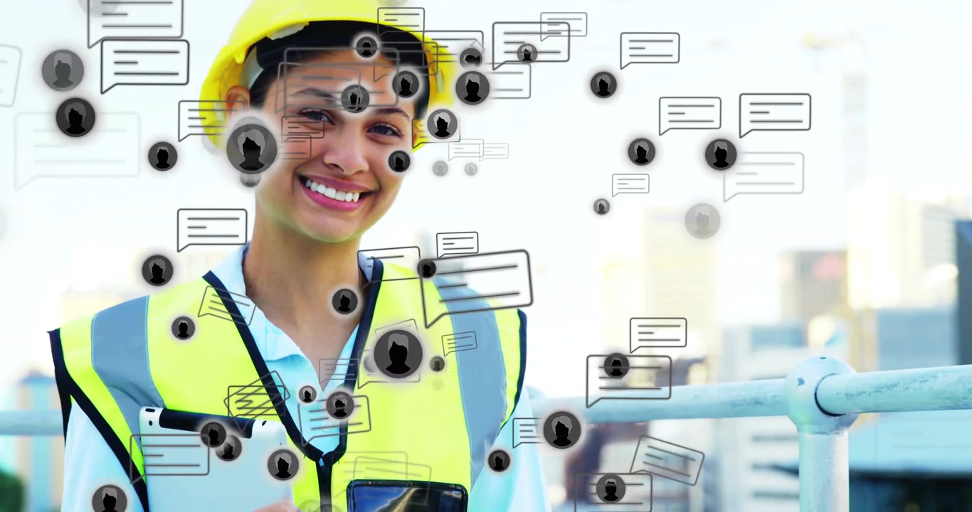 Trabajadora de la construcción usando una tablet con iconos digitales de redes sociales