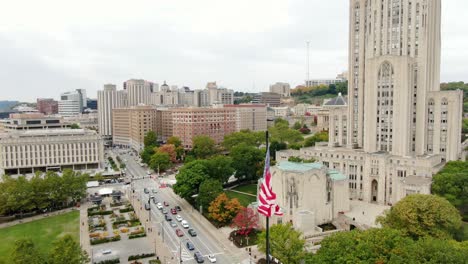 giro aéreo, bandera americana en la universidad de pittsburgh