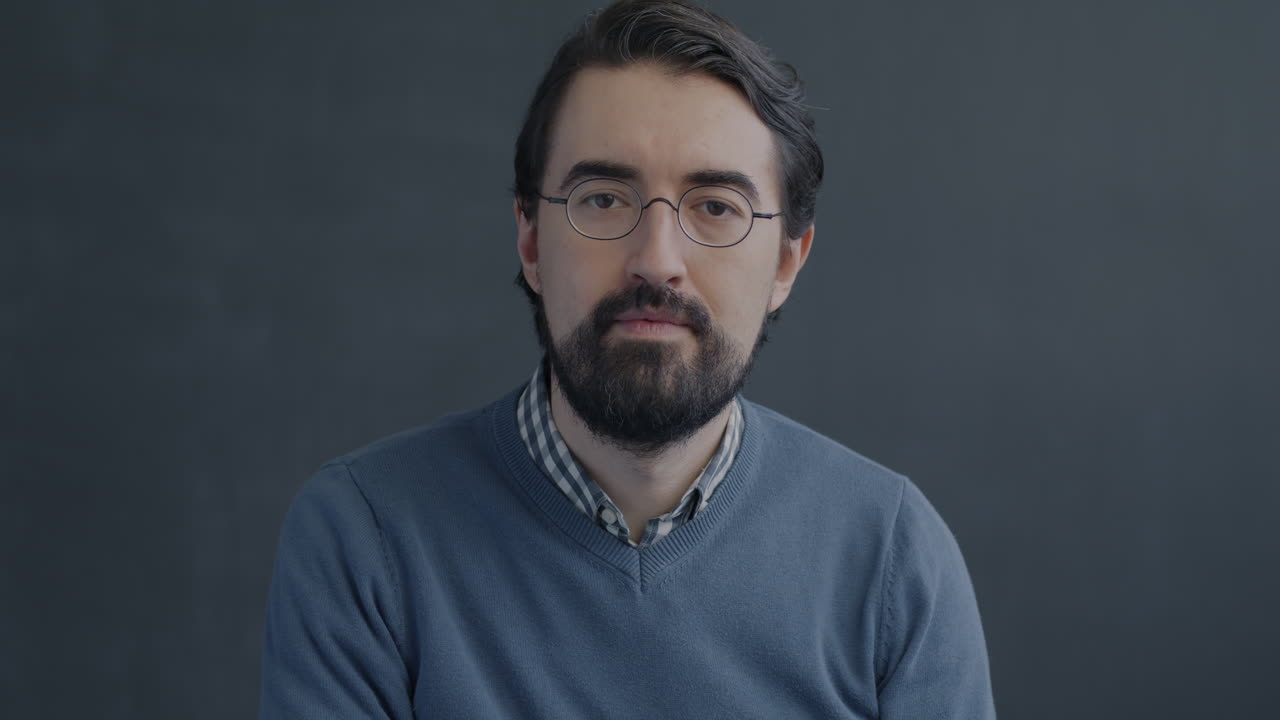 Uomo con occhiali e espressione di disapprovazione