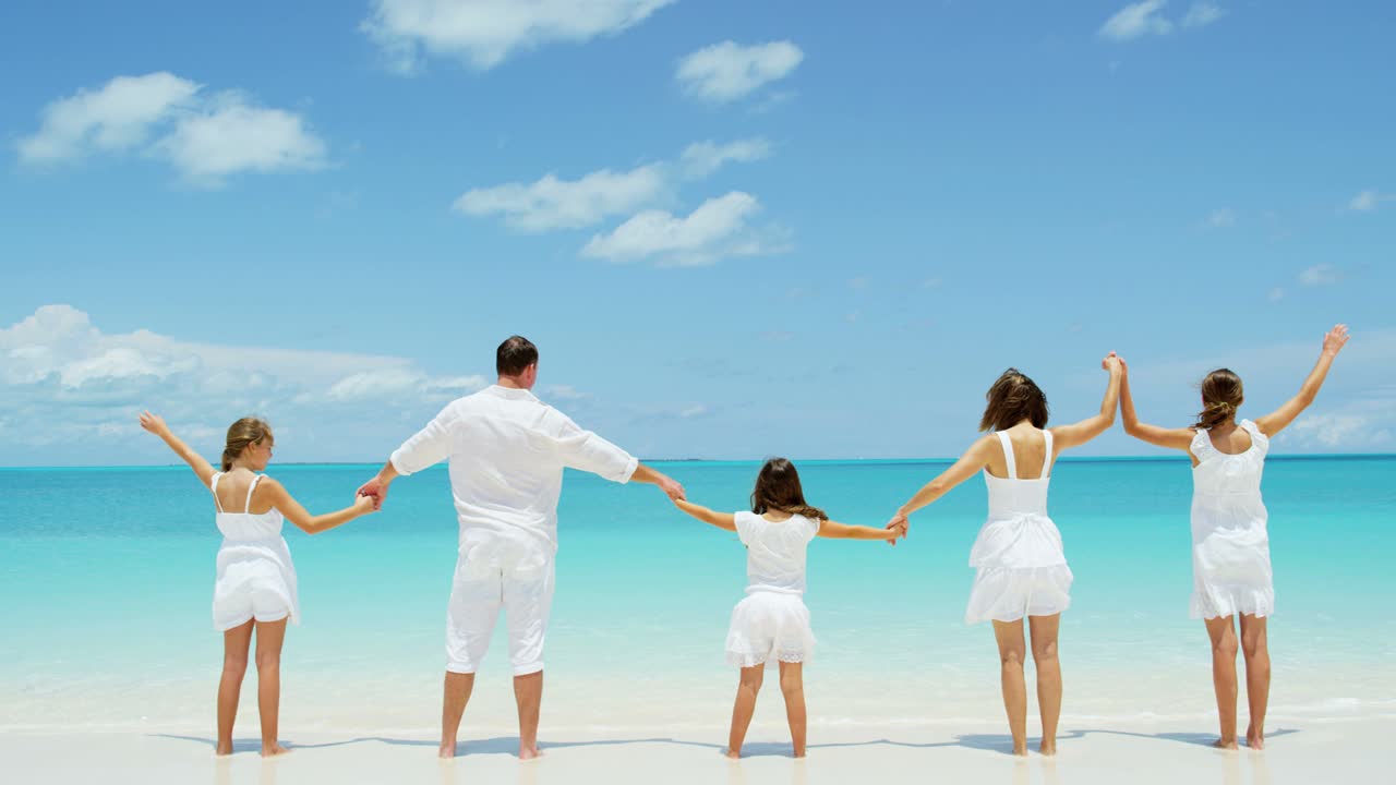 사랑하는 백인 가족이 열대 해변에서 재미를 느끼고 있습니다.