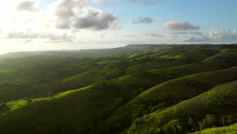 Vista-Aérea-De-La-Hora-Dorada-Sobre-Las-Exuberantes-Colinas-Del-Paisaje-De-Nusa-Penida