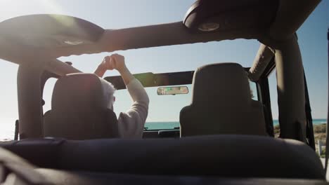 Senior-couple-in-a-car-at-the-beach