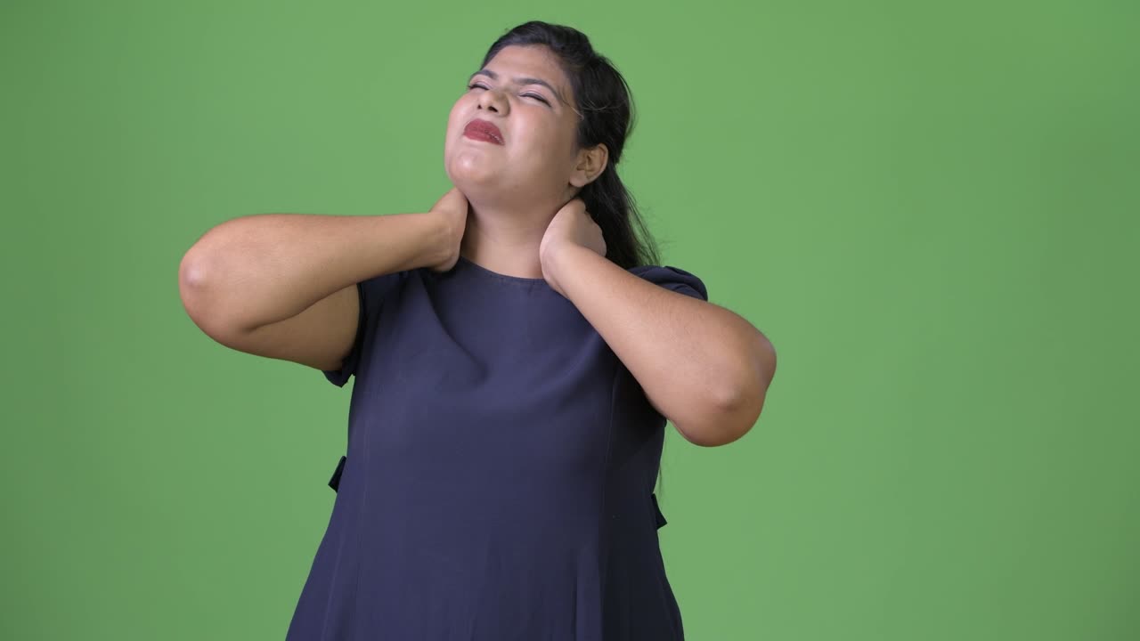 초록색 배경에 젊은 과체중 아름다운 인도 사업가