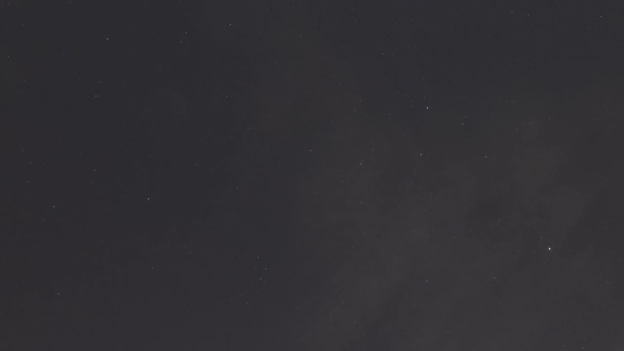 Sfondo celeste scuro con innumerevoli piccole stelle che creano una vasta vista cosmica, perfetto per temi di astronomia o spaziali.