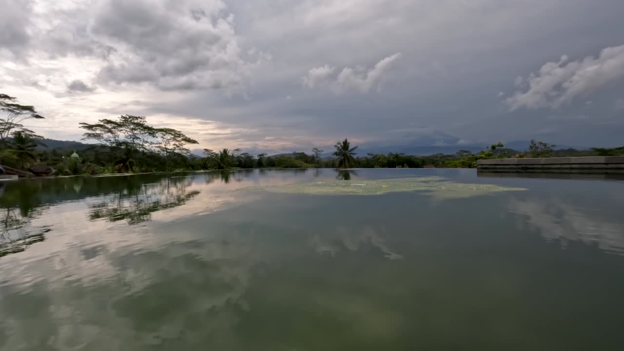 하늘과 구름의 시야가 수영장 물 표면에 반사되는 모습, 날씨가 구름이 많을 때