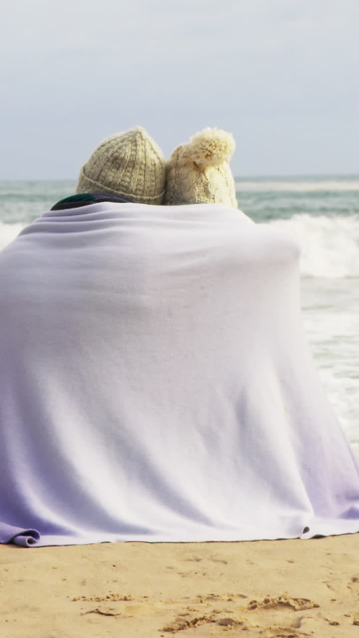 ⁇ 만적 인 부부 가 서로  ⁇ 안고 있다