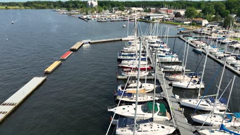 Segelboote-Sitzen-An-Schwimmdocks