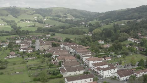 Pueblo-De-Ainhoa-En-Los-Pirineos-Atlánticos,-Región-De-Nueva-Aquitania-En-El-Suroeste-De-Francia.