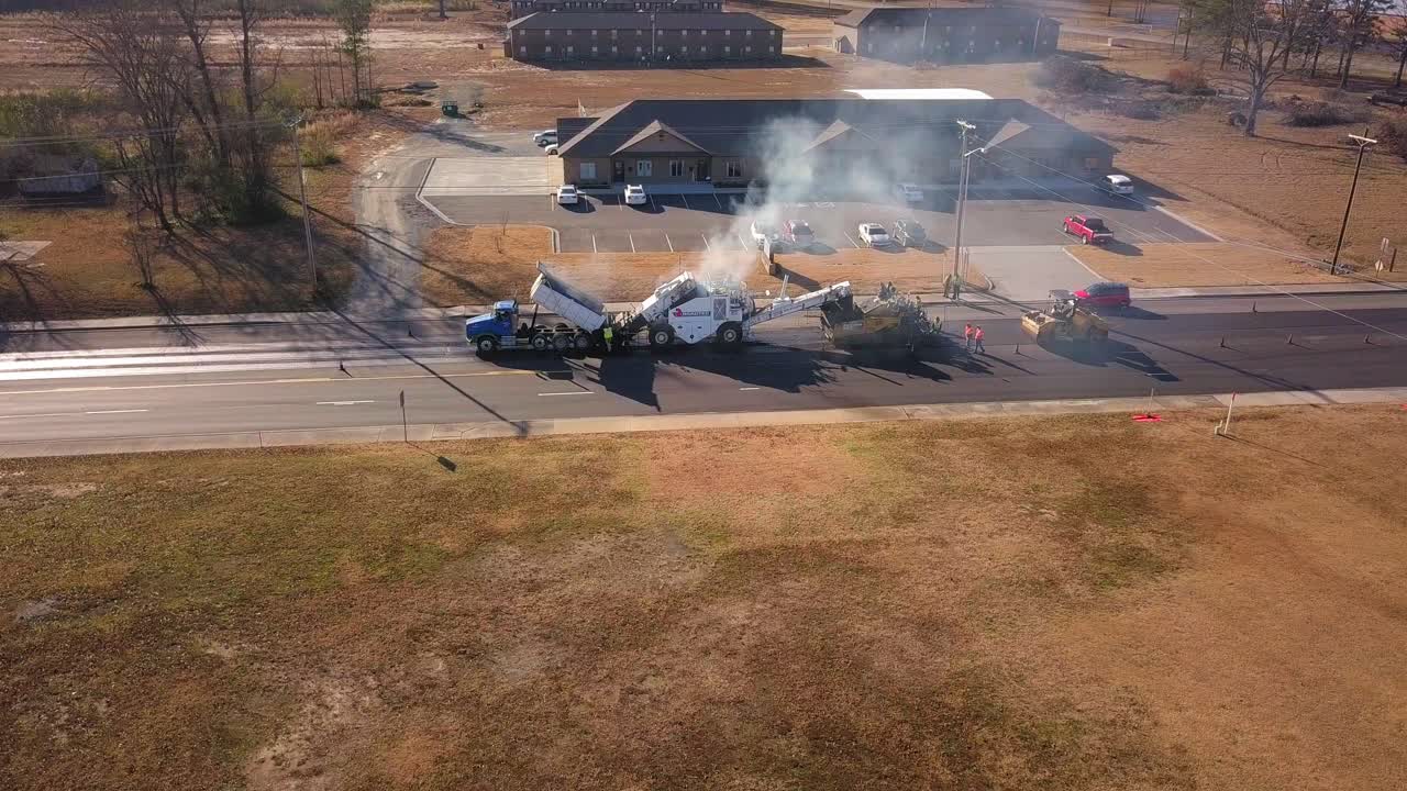 pavimentación de asfalto vista aérea zona de construcción material caliente