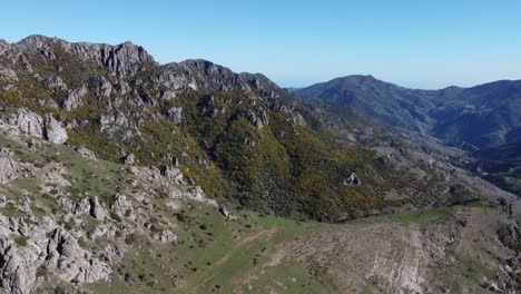 cielo azul aéreo sobre las escarpadas montañas talysh de azerbaiyán, asia