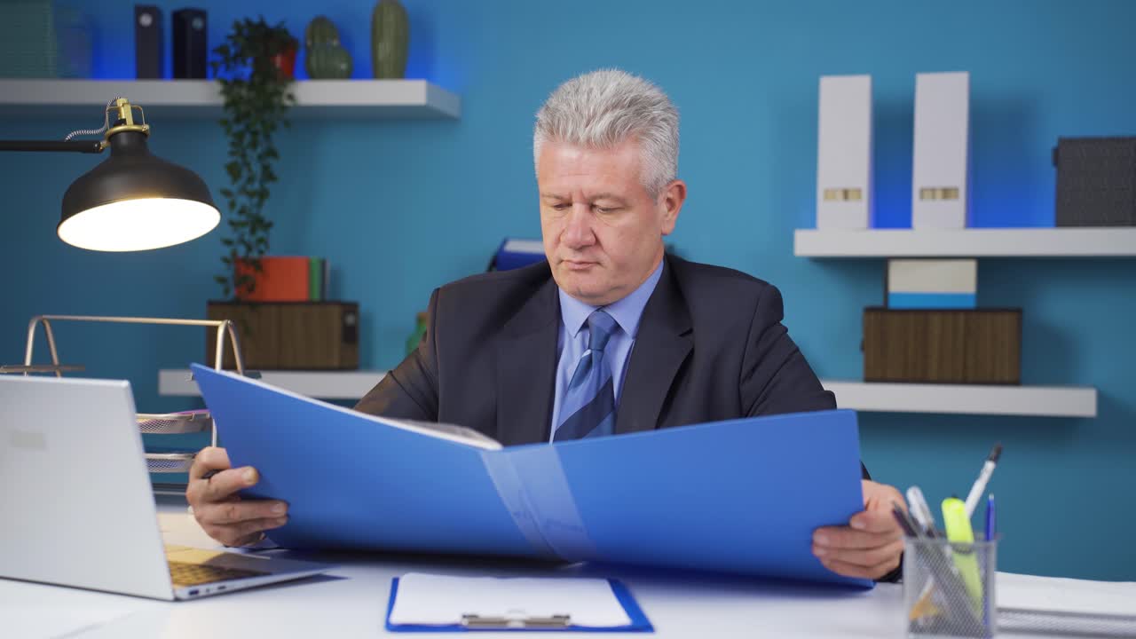 hombre de negocios exitoso trabajando felizmente en archivos de papeleo.