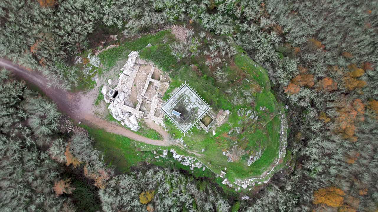 위에서 아래로 회전하는 성 타워 다 페나 (xinzo de limia, ourense, 스페인)