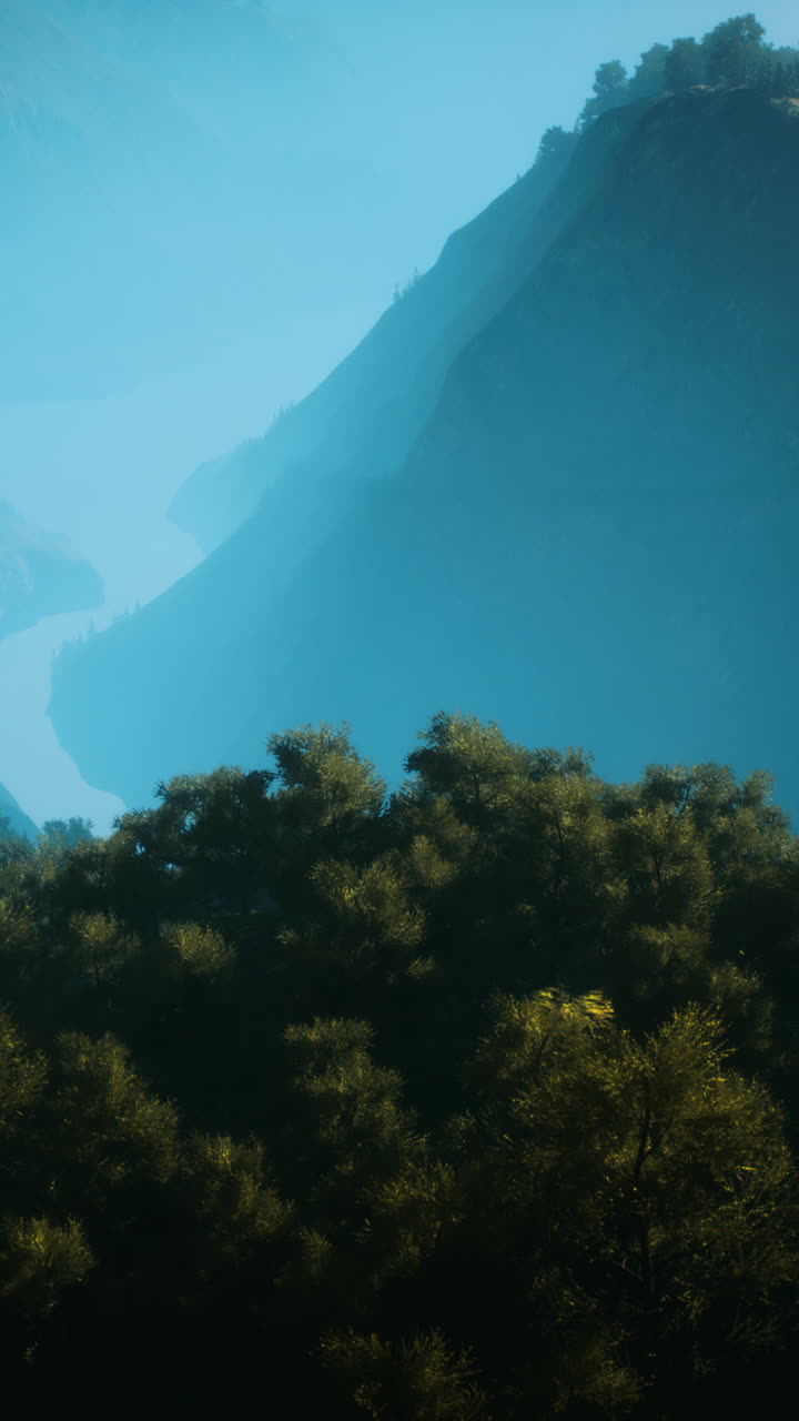 amanecer en las montañas en una mañana brumosa