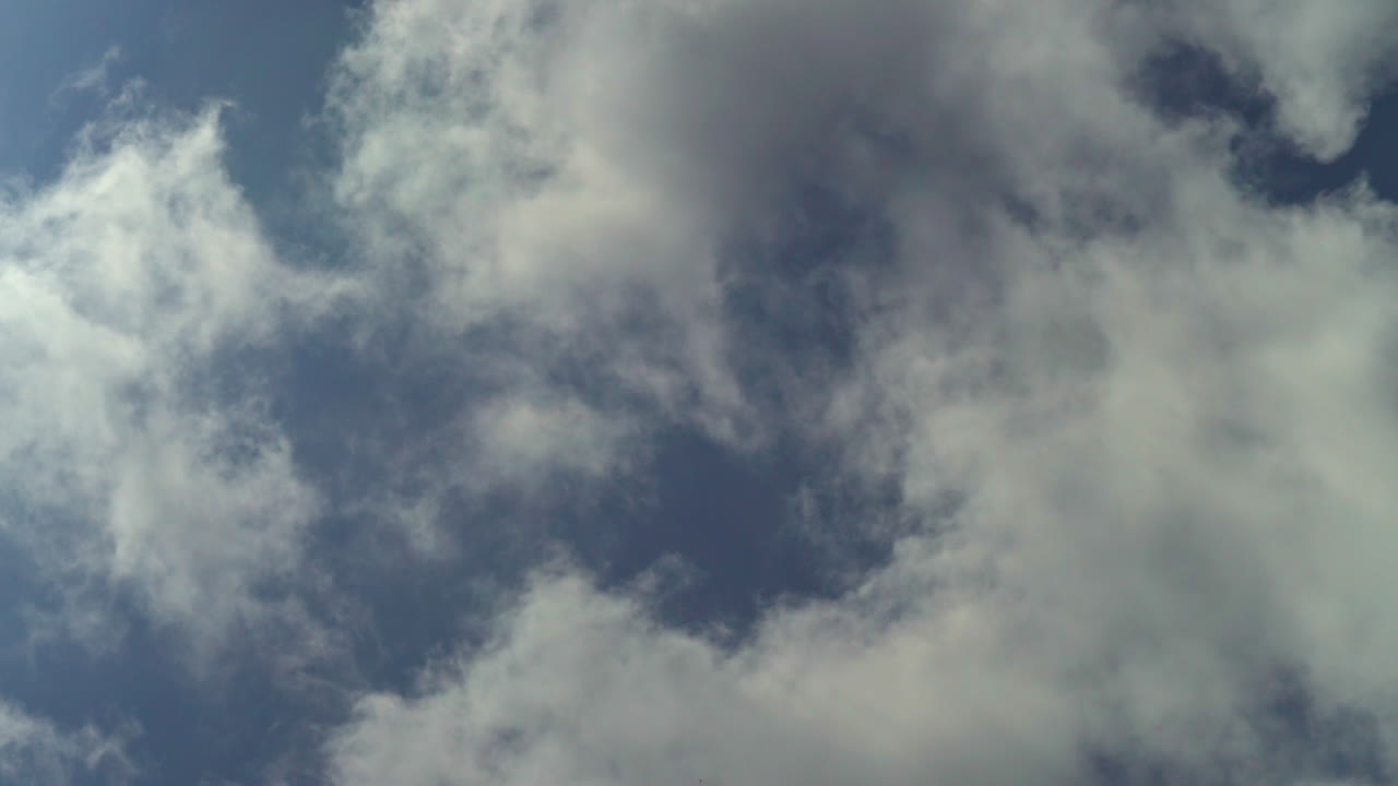 nubes moviéndose lentamente a través del cielo tiro fijo