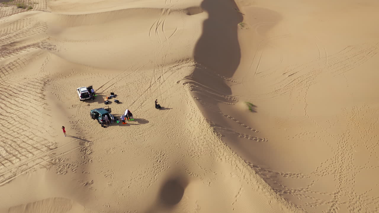 고비 사막 에서 캠핑 하는 사람 들