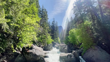 una hermosa escena de un pequeño río en un sendero en el parque nacional de yosemite