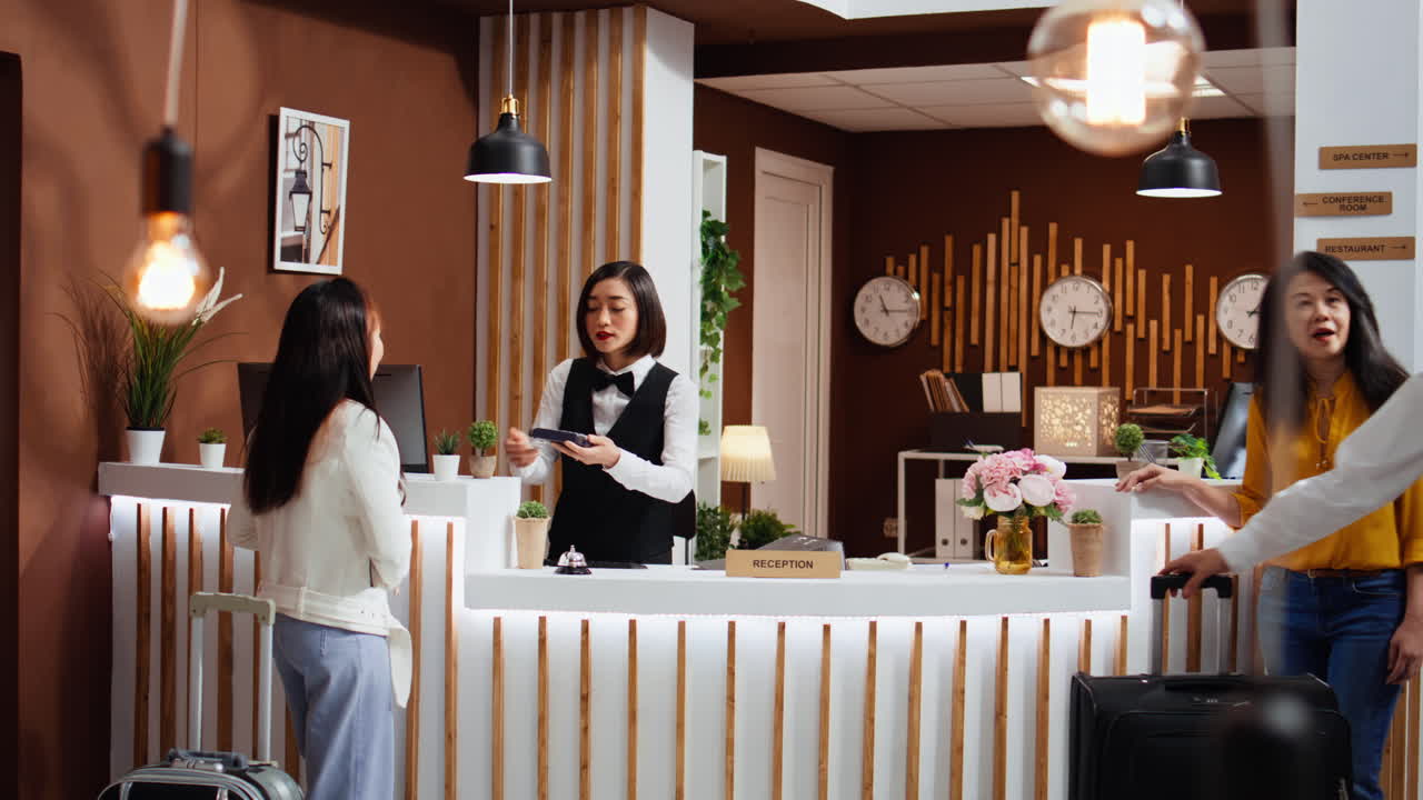 호텔 손님은 체크인 시 pos 터미널에서 카드로 지불합니다.