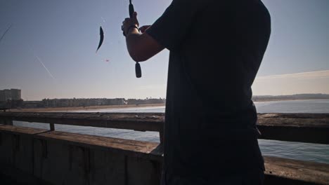 pescado recién capturado en la línea de pesca