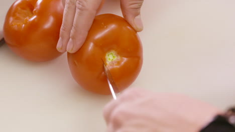 la forma correcta de quitar la parte leñosa de un tomate