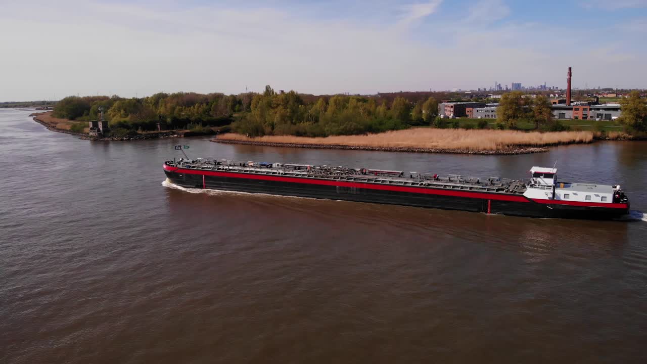네덜란드 내륙 수로에서 항해하는 유조선