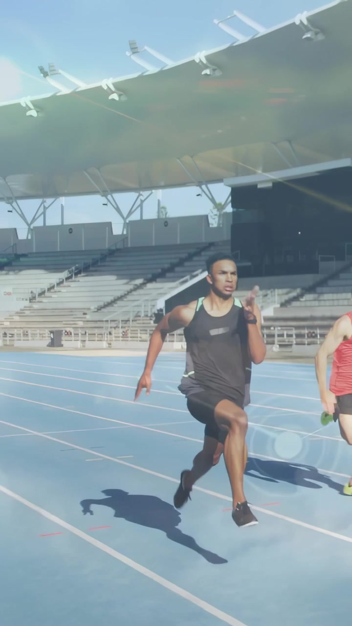 Video vertical: Velocista masculino comenzando a correr por una pista azul, superposición deportiva rastreando la zancada para el entrenamiento
