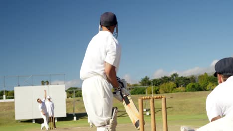 Jugador-De-Bolos-Entregando-Pelota-Durante-El-Partido-De-Cricket