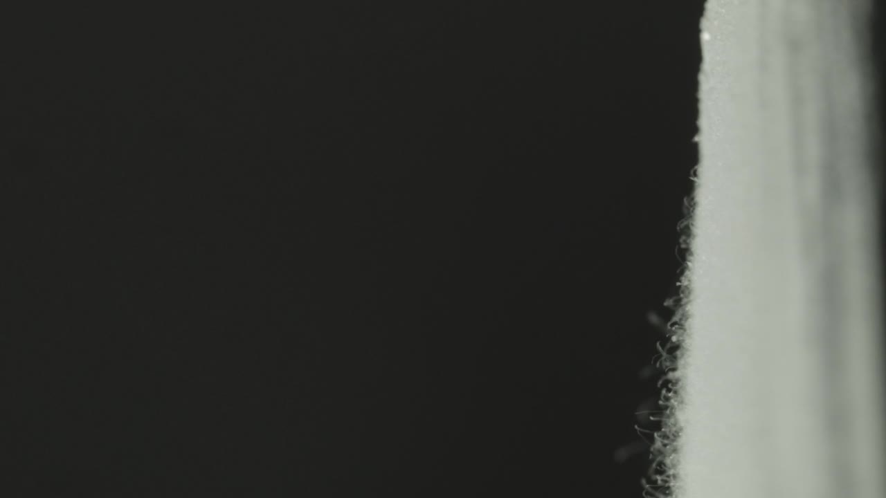 vista lateral de sal - sustancia granular que rebota en una mesa