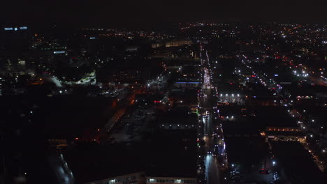 Vista-Aérea-De-La-Escena-Nocturna-De-La-Ciudad.-Vista-De-Dron-Del-Barrio-De-Fiesta-Deep-Ellum.-Luces-De-La-Ciudad-Que-Indican-La-Dirección-De-Las-Calles.-Dallas,-Texas,-Nosotros