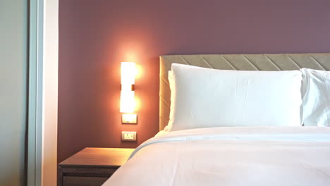 panorámica sobre una cama hecha en una suite de hotel