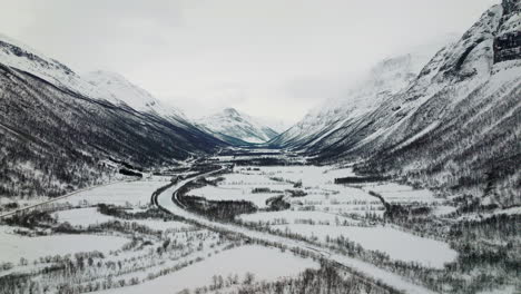 Valle-De-Manndalen-Cubierto-De-Nieve-En-Invierno-Con-Montañas-Escarpadas-Y-Espectaculares