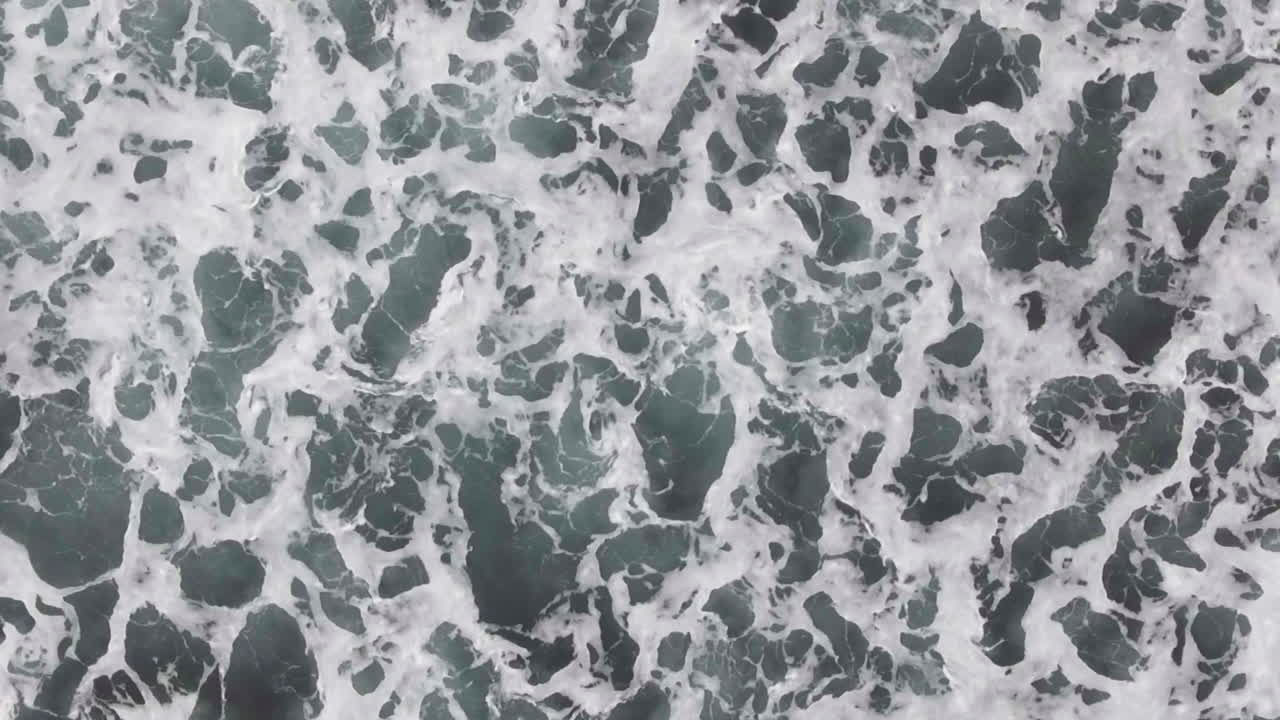 이 스톡 푸티지는 거친 해안선에 부딪히는 아이슬란드 파도의 순수한 힘을 포착합니다.