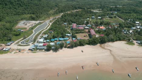 Hermosa-Vista-Aérea-Del-Drone-Paraíso-Telok-Melano-Sarawak,-Kampung-Telok-Melano-Fue-Una-Vez-Un-Refugio-Durante-Las-Tormentas-Marinas-Para-Los-Comerciantes-Desde-Sambas,-Indonesia-Hasta-Kuching