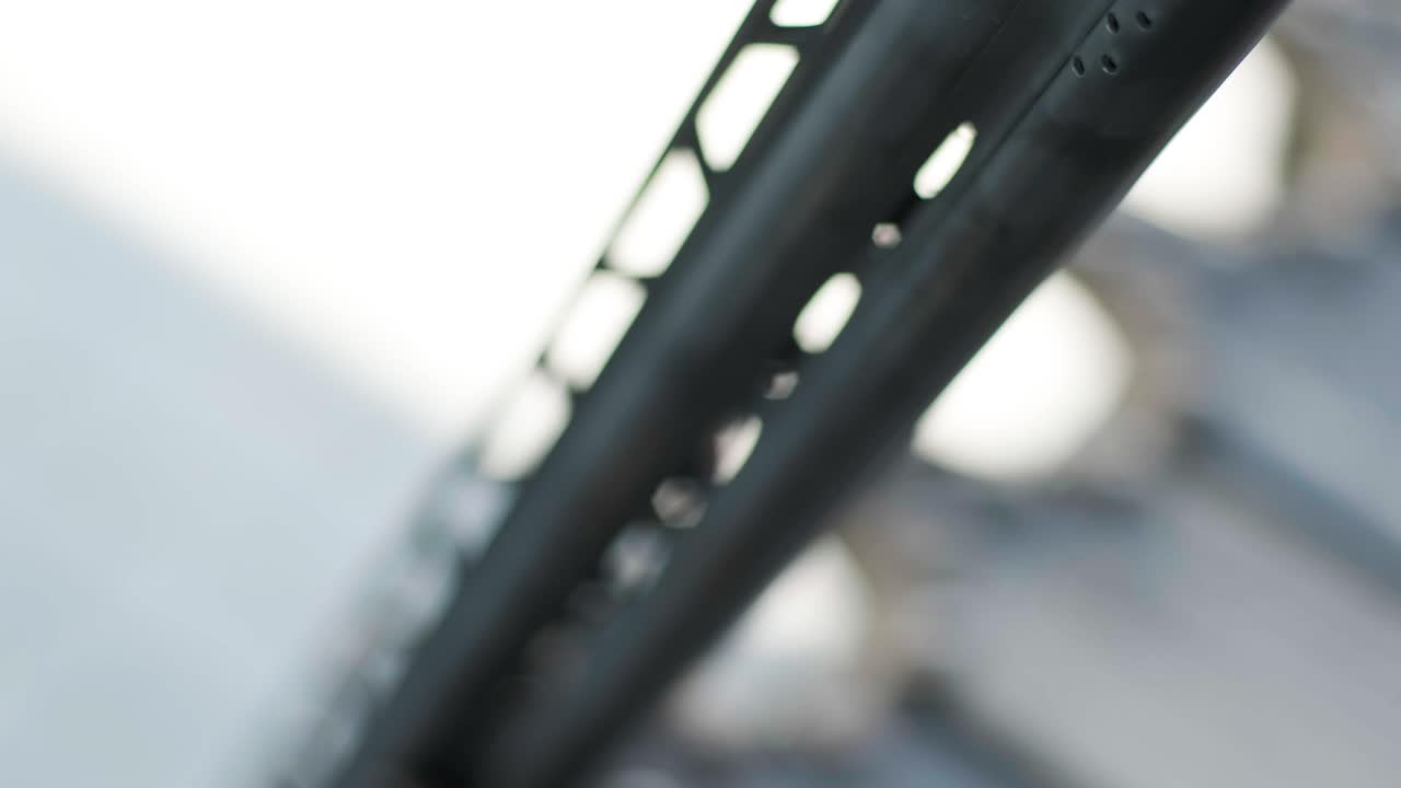 escopeta de doble cañón en la mesa. campo de deportes para una prueba de tiro es disparar a skeet volador