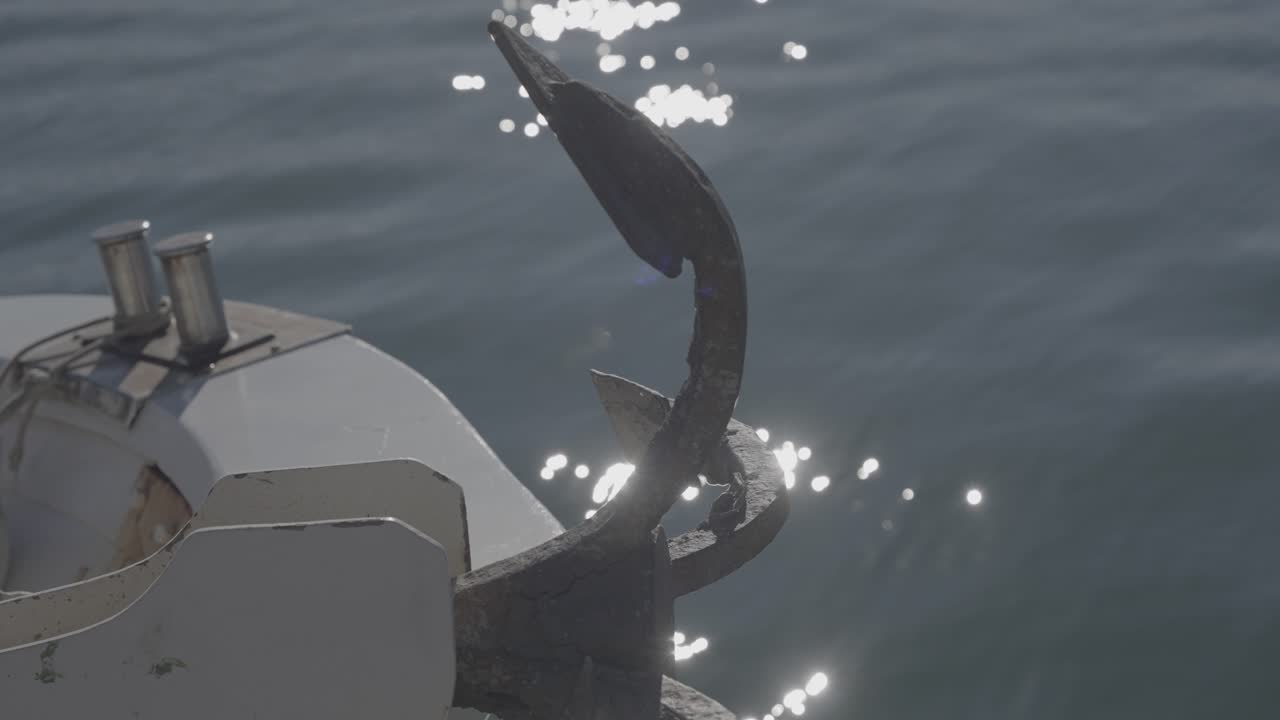 배의 닻과 배경의 바다